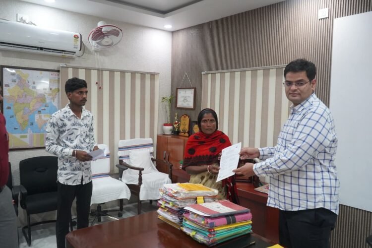 मानवता की मिसाल: अररिया प्रशासन ने असहाय महिला को दिलाया तमिलनाडु से मृत्यु प्रमाण-पत्र