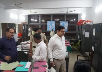 अररिया : समाहरणालय के विभिन्न कार्यालयों का जिलाधिकारी ने किया का औचक निरीक्षण।