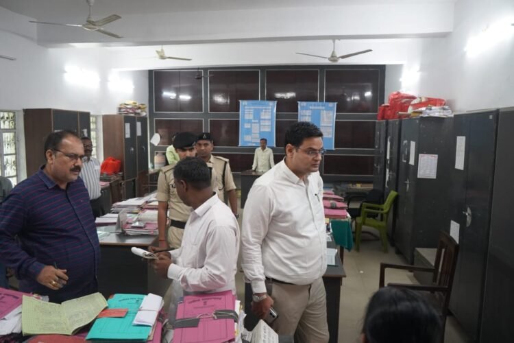 अररिया : समाहरणालय के विभिन्न कार्यालयों का जिलाधिकारी ने किया का औचक निरीक्षण।