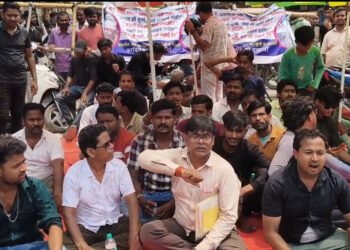 फारबिसगंज में ‘नरक’ जैसे हालात: आक्रोशित व्यापारियों ने सड़क जाम कर भरी हुंकार, प्रशासन के खिलाफ जमकर नारेबाजी