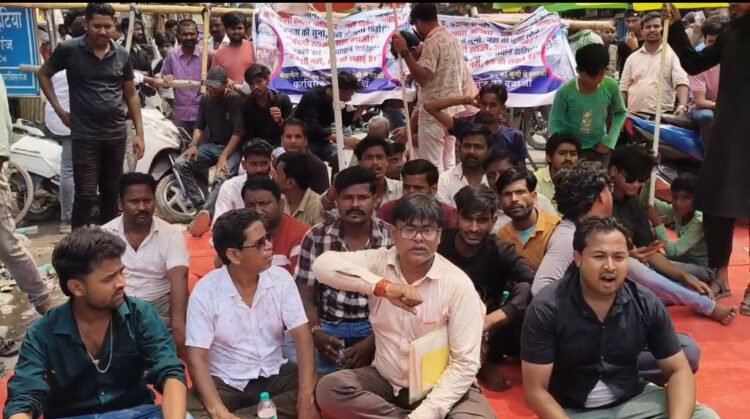 फारबिसगंज में ‘नरक’ जैसे हालात: आक्रोशित व्यापारियों ने सड़क जाम कर भरी हुंकार, प्रशासन के खिलाफ जमकर नारेबाजी