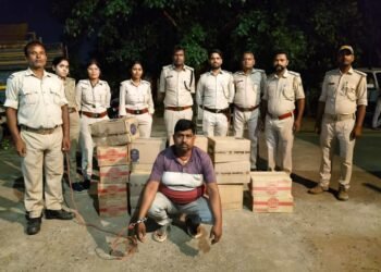अररिया: पैकपार पंचायत के सरपंच के घर से भारी मात्रा में विदेशी शराब बरामद, पुलिस ने किया गिरफ्तार