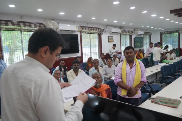 जनता दरबार: जिलाधिकारी ने सुनीं 57 समस्याएं, समयबद्ध निष्पादन के दिए निर्देश