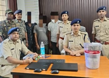 अररिया पुलिस को मिली कामयाबी – लाखों रुपए के साथ तीन साइबर अपराधी गिरफ्तार