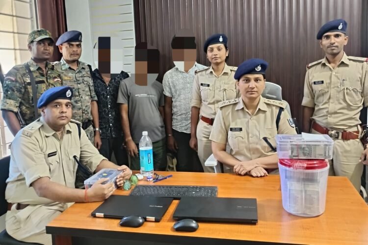 अररिया पुलिस को मिली कामयाबी – लाखों रुपए के साथ तीन साइबर अपराधी गिरफ्तार