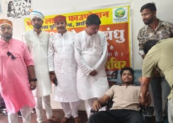 अररिया में रक्तदान शिविर का आयोजन: ‘नर सेवा नारायण सेवा’ के संकल्प के साथ दर्जनों युवाओं ने किया महादान