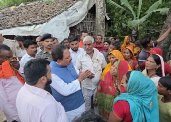इंदौर पटाखा फैक्ट्री विस्फोट: नरपतगंज के पीड़ित परिवारों के बीच पहुंचे सांसद प्रदीप सिंह, हर परिवार को ₹25 हजार सहायता