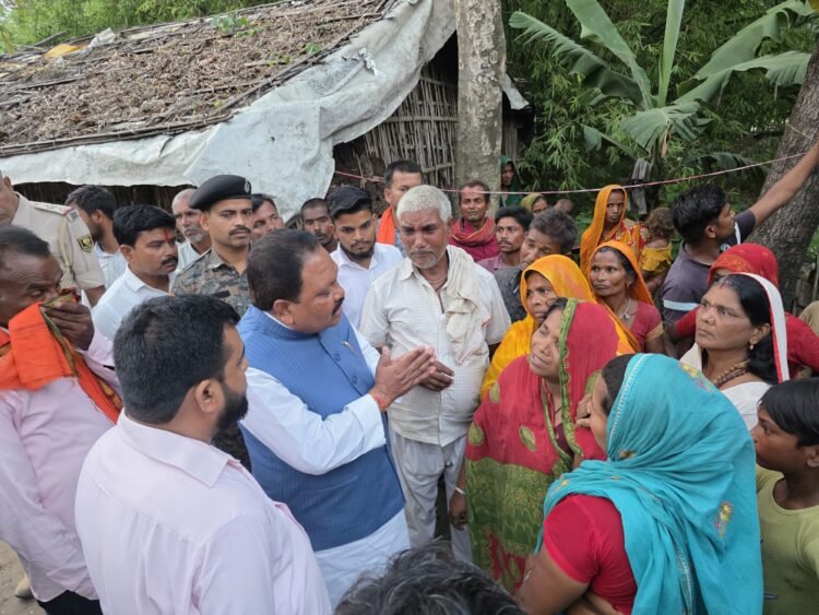 इंदौर पटाखा फैक्ट्री विस्फोट: नरपतगंज के पीड़ित परिवारों के बीच पहुंचे सांसद प्रदीप सिंह, हर परिवार को ₹25 हजार सहायता
