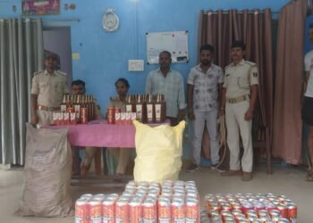 बैरगाछी ओवरब्रिज पर अंग्रेजी शराब के साथ दो तस्कर गिरफ्तार, कार जब्त