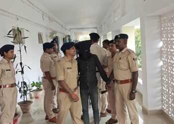 अररिया: पुलिस ने 585 लीटर विदेशी शराब के साथ तस्कर को दबोचा, ईको कार जब्त