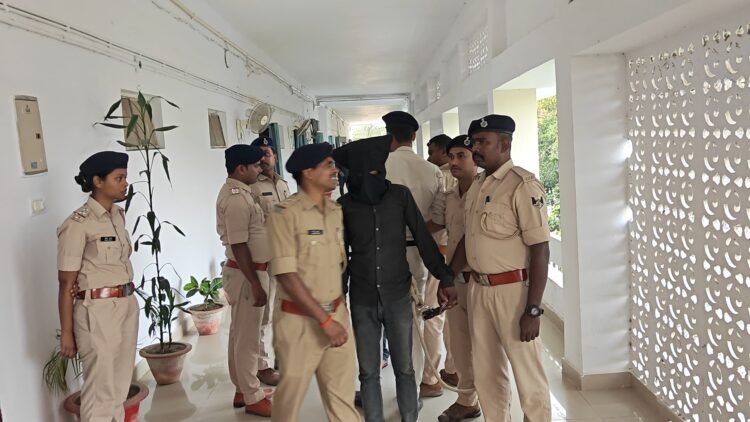 अररिया: पुलिस ने 585 लीटर विदेशी शराब के साथ तस्कर को दबोचा, ईको कार जब्त