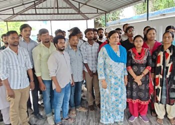 वेतनमान की मांग को लेकर अनुकंपा कर्मियों का हुंकार, बोले – “सड़क से कोर्ट तक जारी रहेगी लड़ाई”
