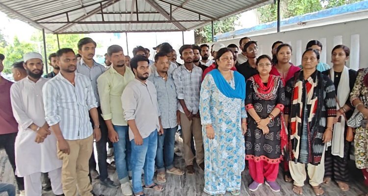 वेतनमान की मांग को लेकर अनुकंपा कर्मियों का हुंकार, बोले – “सड़क से कोर्ट तक जारी रहेगी लड़ाई”